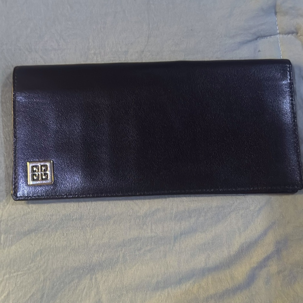 AUTHENTIC Like new gentlemen’s Givenchy long wallet